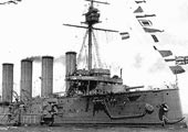 HMS Drake con proa de espoln