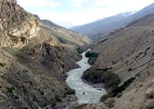 Río Pamir. Desfiladero entre altas montañas